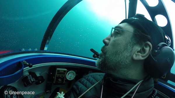 Javier Barden se sumerge en un submarino de GreenPeace