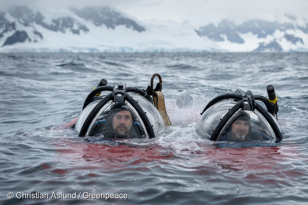 El actor y embajador antártico Javier Bardem y el piloto submarino John Hocevar suben a la superficie después de explorar el fondo marino antártico a unos 270 metros de profundidad en Charlotte Bay, frente al estrecho de Gerlache.