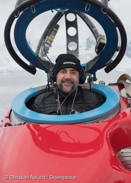 Javier Barden a bordo de un submarino