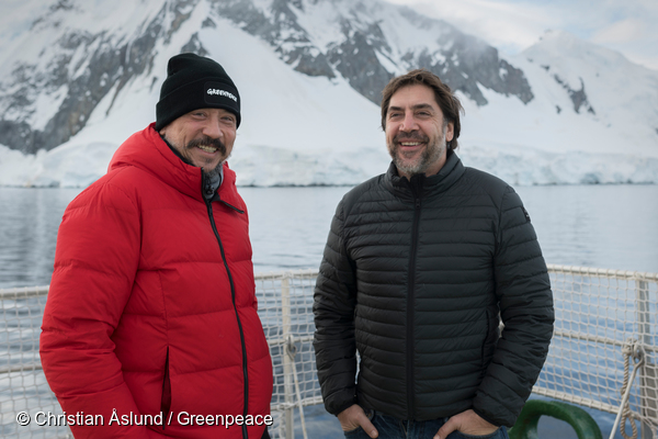 Los hermanos Carlos y Javier Bardem en el heli deck de Greenpeace envían el Arctic Sunrise a la costa de la isla de Brabant