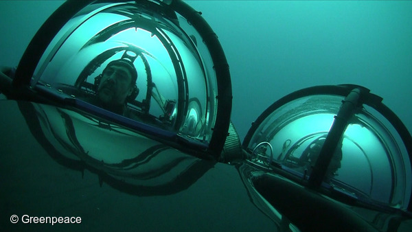 Foto submarina de Javier Bardem en el submarino de Greenpeace en la Antártida